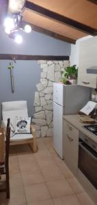 圣托斯特凡诺港La Casa Rosa的厨房配有白色冰箱和炉灶。