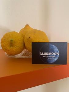 拉戈斯Blue Moon GuestHouse的书架上一碗水果,上面有标志