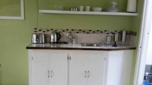 卢西Lorenton Hideaway的厨房配有水槽和台面
