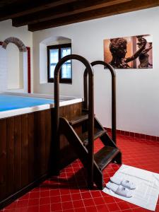 科拉迪拉齐塞帕尔科特马乐迪戴瑟德力别墅的带浴缸和盥洗盆的浴室