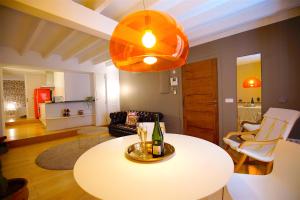 马略卡岛帕尔马Montmari - Turismo de Interior的客厅配有带一瓶葡萄酒的桌子