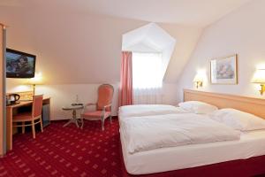 瓦伦弗尔帝赫酒店的酒店客房配有两张床和一张书桌