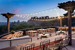 圣克鲁兹查米纳德度假酒店&Spa的庭院配有桌椅和灯