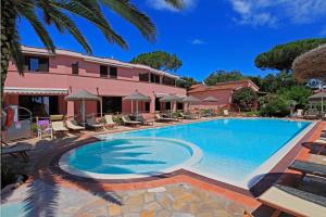 卡波利韦里Residence Villa Rosi的粉红色房子前的大型游泳池