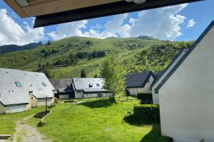 瓦尔卢龙Chalet de montagne au pied des pistes station Val Louron的享有一组房屋和山脉的景色
