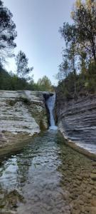 Lucena del CidCasa Elina I I的河旁岩石山丘上的一个小瀑布