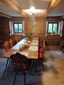 RebiszówRębiszów 50的一间带木桌和椅子的用餐室