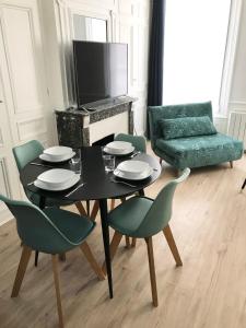 鲁昂La Savane du Donjon的客厅配有桌椅和沙发