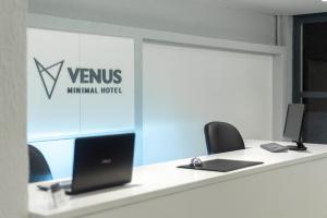 提诺斯Venus Minimal Hotel的办公室,办公桌,笔记本电脑和窗户