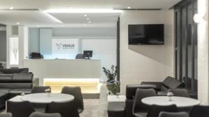 提诺斯Venus Minimal Hotel的一间设有桌椅和柜台的等候室