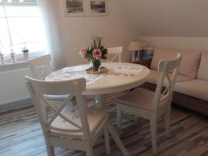 阿默灵豪森Ferienwohnung Ott的白色的餐桌和椅子,以及白色的沙发
