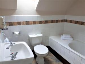 斯特兰拉尔Corsewall Arms Guest House的浴室配有卫生间、盥洗盆和浴缸。