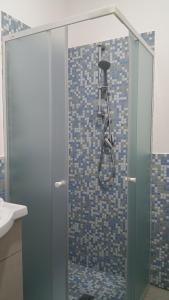 锡拉库扎A casa di Ninuccia的浴室里设有玻璃门淋浴