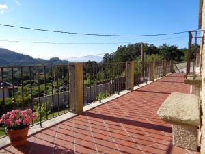 坎加斯德穆拉索casa rústica Cabo Home的阳台设有围栏和鲜花。