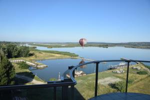 韦伦采Panorama Apartman的空中的热气球飞越河流