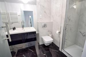 科沃布热格CRYSTAL Apartament 80m od plaży的一间带水槽、卫生间和淋浴的浴室