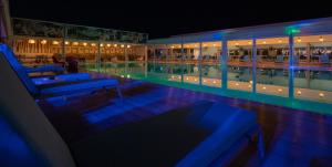 普托莱迈达潘特里迪斯酒店的夜晚的游泳池,灯光蓝色