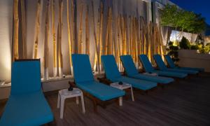 普托莱迈达潘特里迪斯酒店的一排蓝色椅子靠在墙上
