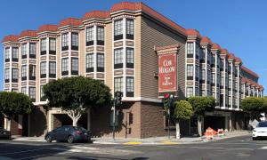 旧金山牛谷旅馆及套房酒店的街道拐角处的大建筑