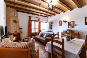 塔韦尔诺Complejo Rural Sol de Taberno的客厅配有桌子、沙发和壁炉