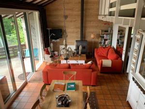 斯塔沃洛Modern Holiday Home in Stavelot with Terrace的客厅配有红色的沙发和桌子