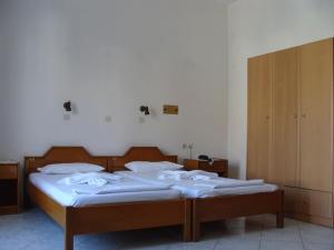 马拉松坎博斯亚历山德拉公寓的一间卧室配有两张带白色床单的床