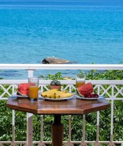 阿彻奇洛斯Stegna Dream的阳台上的桌子上摆放着水果和饮料