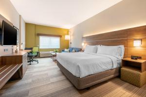 Holiday Inn Express & Suites - St. Petersburg - Madeira Beach, an IHG Hotel客房内的一张或多张床位