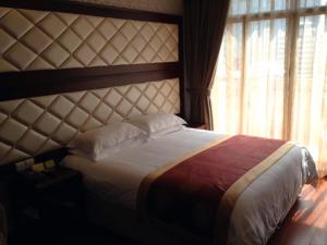 上海上海七重天宾馆的卧室设有一张大床,卧室设有大窗户
