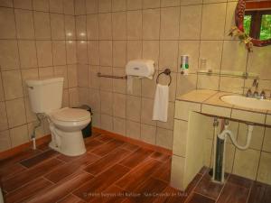 圣赫拉多德多塔梦幻森林小屋酒店的一间带卫生间和水槽的浴室