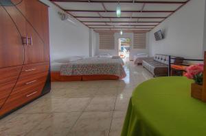 阿约拉港加拉帕戈斯梦酒店的一间卧室配有一张床和一个沙发