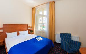 柏林柏灵普伦茨劳堡佐热霍夫酒店&公寓式酒店的一间卧室配有蓝色的床和蓝色椅子