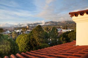 圣巴巴拉金普顿凯瑞酒店的从建筑屋顶上可欣赏到城市美景