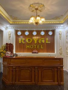 Bạc LiêuRoyal Hotel 2的墙上有酒店标志的房间