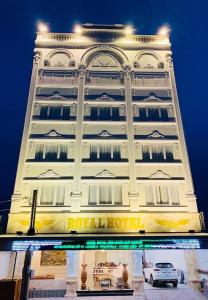 Bạc LiêuRoyal Hotel 2的一座白色的大建筑,上面有酒店标志