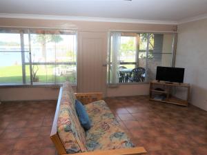 Burrill Lake湖边公寓的带沙发和平面电视的客厅