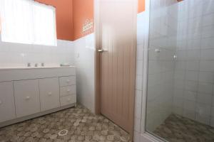Burrill Lake湖边公寓的带淋浴和盥洗盆的浴室