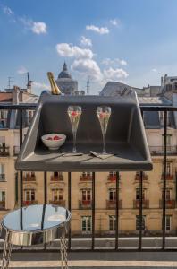 巴黎巴黎泡沫酒店的阳台上的托盘,上面放有两杯酒杯