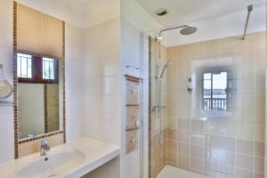 西布勒Hotel Agur Deneri的一间带水槽和淋浴的浴室