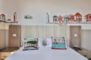 西布勒Hotel Agur Deneri的一间卧室配有一张带两个枕头的床