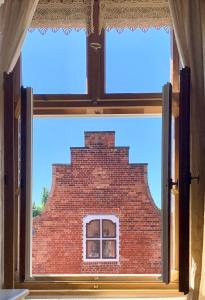 波茨坦Apartmenthaus im holländischen Viertel的透过窗户可欣赏到砖砌建筑的景色