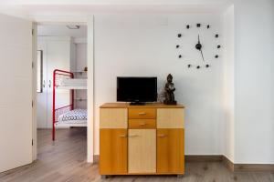 阿尔加罗沃Apartamento primera linea playa Algarrobo Costa的客厅配有木柜上的电视