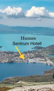 HusnesHusnes Sentrum Hotell的城市水体景观