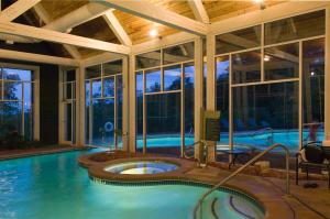 Young Harris伯拉斯顿谷度假村及Spa的室内游泳池,带室内游泳池的别墅