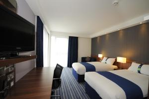 谢菲尔德快捷假日谢菲尔德市中心酒店的酒店客房设有两张床和一台平面电视。