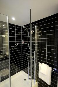 谢菲尔德快捷假日谢菲尔德市中心酒店的浴室设有黑色瓷砖和淋浴。