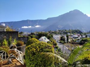 锡拉奥CÔTE MONTAGNE的享有以山为背景的城市美景