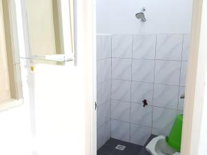 Delta Inn Bogor Syariah for Indonesian Only的一间浴室