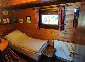 韦耶达Ferienblockhaus Harzidyll的一间小卧室,配有床和窗户