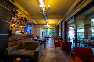 德罗贝塔-塞维林堡Casa Budulan的一间带桌椅的餐厅和一间酒吧